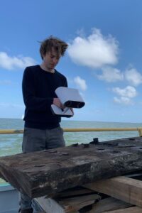 Student scheurrak maakt scan verticaal
