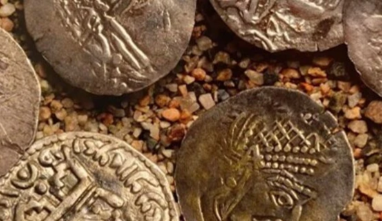 Flattery and Flans: Imitation in Islamic Numismatics