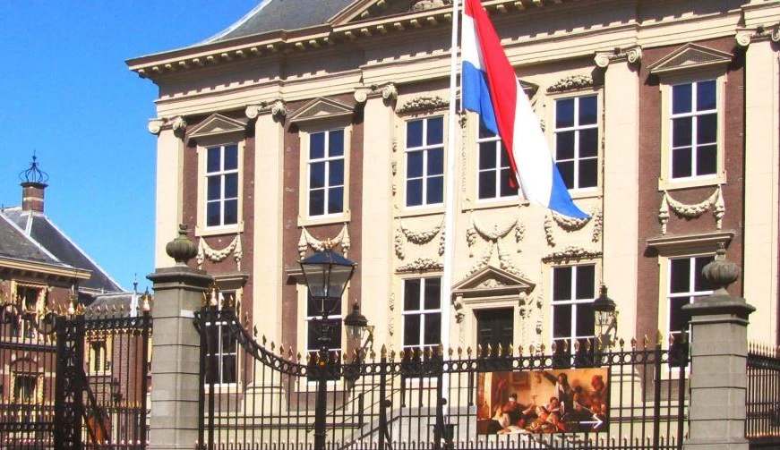 Colonial legacies and art museums: Combining museum research and practice